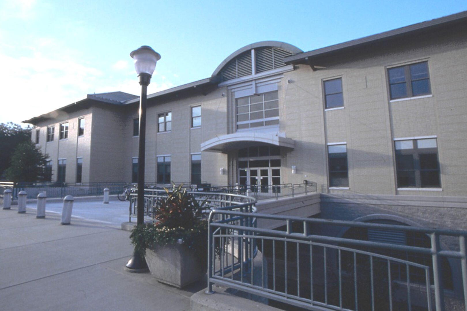 Modern public building with a curved roof and entrance ramp.